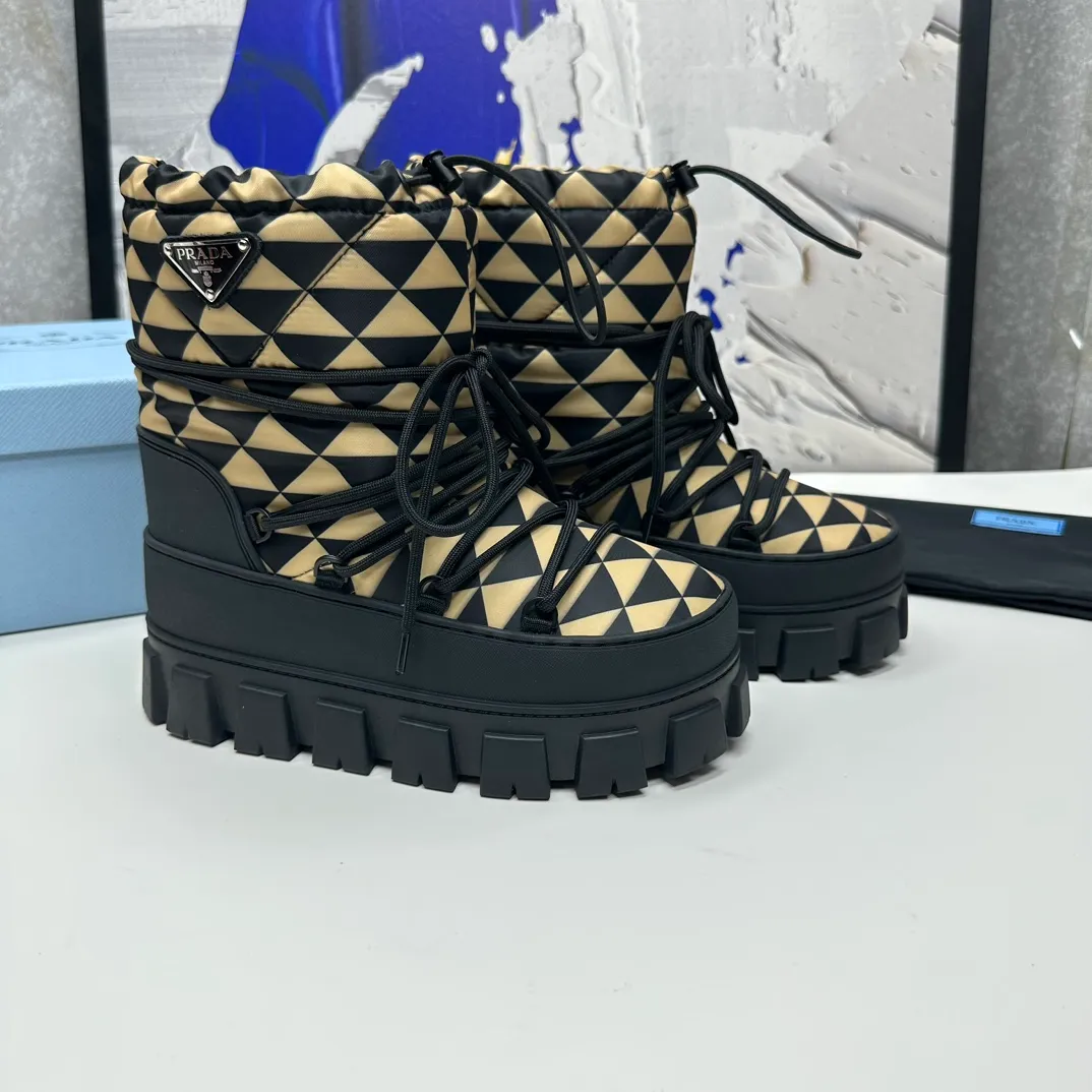 👟👟Ex-factory price 660👟👟 The highest version on the market, Prada's king style, snow boots, ski boots, chubby, so cute and cute →_→ From the Prada limited series, unique. Shiny nylon Oblique upper with criss-cross straps for an ideal fit. The boots are made of technical fabric and have a short-cut version. They can be worn in the city or in the mountains. They make the calves slimmer, taller, warmer and have a concave shape. The boots and soles use the original waterproof effect. The size is 35-40. 41Customized